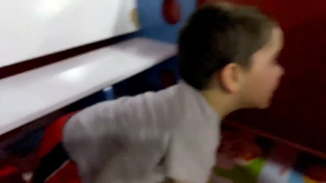 УМКА ИГРАЕТ В ИГРОВОМ ЦЕНТРЕ! смотреть онлайн