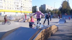 Отдыхаем.Катание на роликах, отдых на детской площадке.