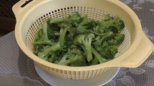 Салат с брокколи и колбасой.Salad with broccoli and sausage. смотреть онлайн