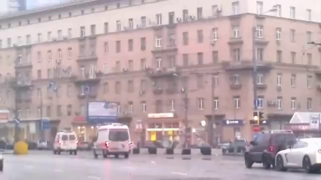 Две скорые пропускают кортеж Путина на Кутузовском смотреть онлайн