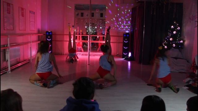 Шуточный номер в стиле strip dance. Два кусочека колбаски