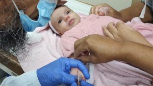 Mariana e Luiza.Coleta de sangue, blood test,  prueba de sangre, анализ крови آزمایش خون , فحص الدم