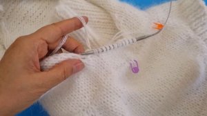 Капор с манишкой воротником из пуха норки спицами 8