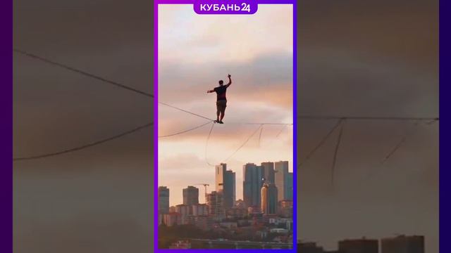 Акробат впервые в истории пересек границу между Азией и Европой пешком на высоте 165 м смотреть онлайн