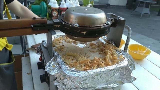 Уличная еда. Хрустящие вафли. Street food. Crispy Waffles. смотреть онлайн