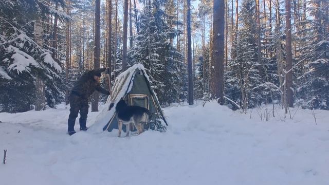 ЗИМА НЕ ОТПУСКАЕТ. НАВАЛИЛО СНЕГА. ГОТОВЛЮ СУП НА ГАЗОВОЙ ПЛИТКЕ. ДИКАЯ КУХНЯ!