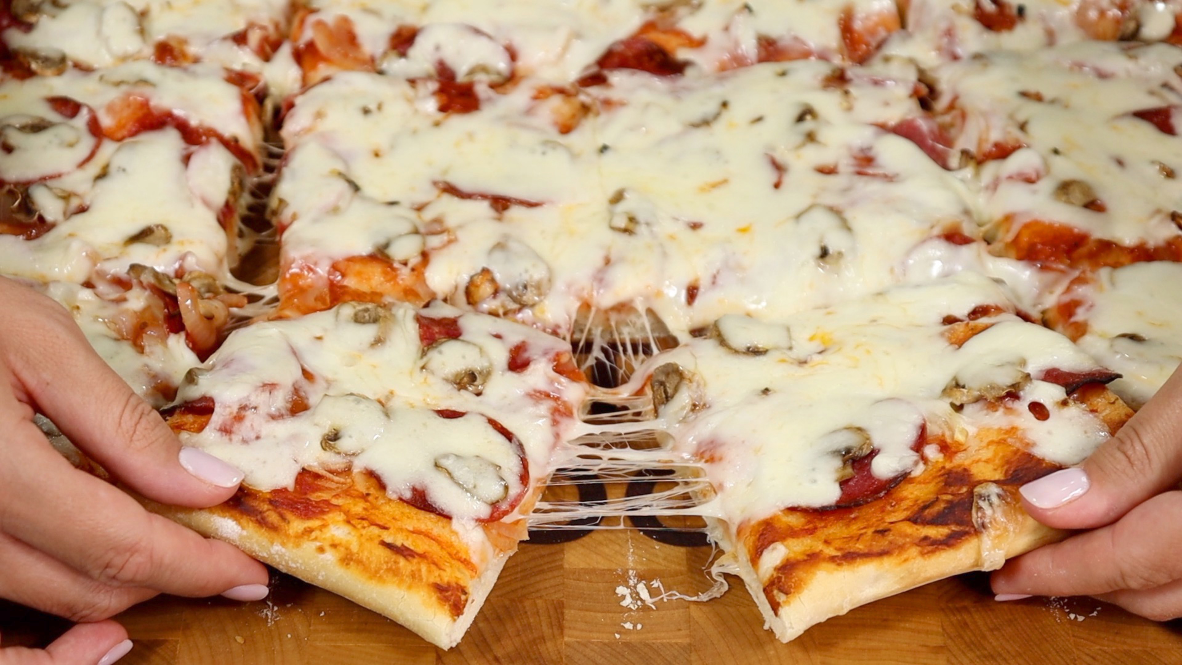 Самая вкусная ДОМАШНЯЯ ПИЦЦА! Тесто для пиццы Соус для пиццы Как правильно выпекать смотреть онлайн