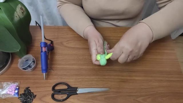 Мастер-класс по изготовлению попугая из ниток «Попугай -мотанка» проводит Волкова Клара Петровна. смотреть онлайн