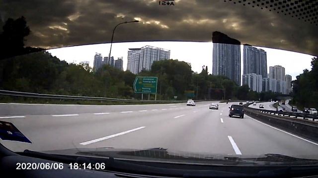 VCX 9372 dumbass driver trying to kill people in the road смотреть онлайн