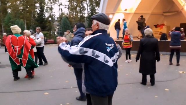 БЕЛЫЕ ТУМАНЫ, СЕРЫЕ ДОЖДИ!???/ТАНЦЫ В ПАРКЕ ГОРЬКОГО ХАРЬКОВ ОКТЯБРЬ 2021 смотреть онлайн