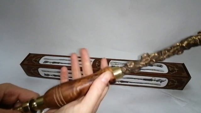 Ложка для обуви "Латунный Лев" с деревянной ручкой смотреть онлайн