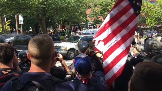 Antifa dispersed by flash-bangs in Portland during patriot prayer/ joey Gibson rally. 8/4/18 смотреть онлайн