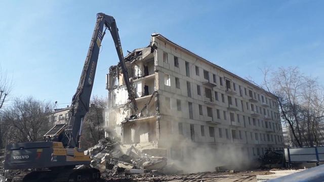 хрущевка идет под снос экскаватором крашмаш 2023 смотреть онлайн