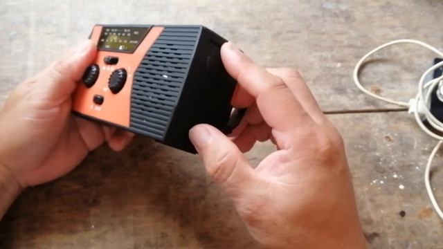 RETEKESS HR12W Hand Crank Emergency Radio Review (Tagalog) смотреть онлайн