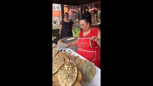 Аруся Кавказ готовит лаваш в тандыре! смотреть онлайн