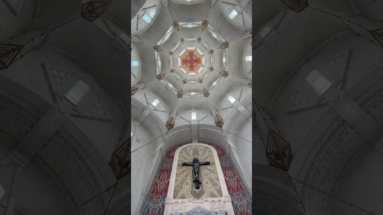 Такого благолепия и красоты храма вы ещё не видели, особенно в конце под куполом храма смотреть онлайн