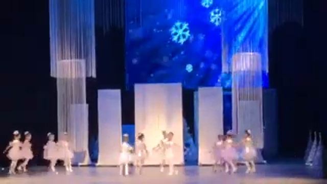 Театр танца «Банзай» танец «Снежинки» смотреть онлайн