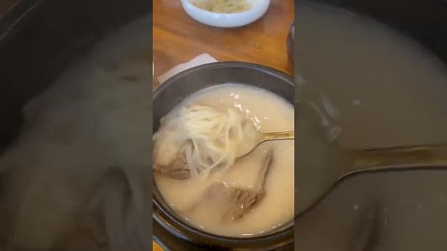 Суп Соллонтан на говяжьей кости это густой говяжий суп, из всех частей говяжьей туши, головы, косте