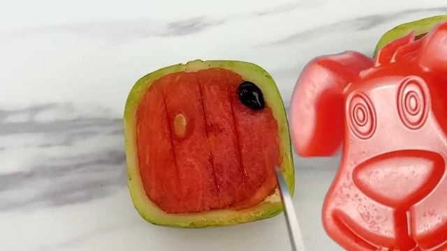 Обезьянка Соня заснула на унитазе. Желейный пёс Стасик громко смеялся.