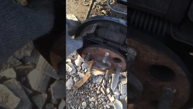 Замена задних колодок TOYOTA CARINA смотреть онлайн