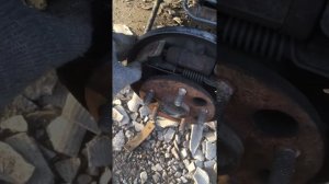 Замена  задних колодок TOYOTA CARINA