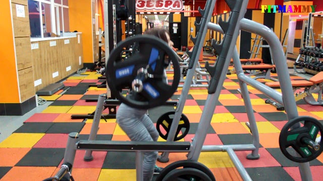 ПРИСЕДАНИЯ СО ШТАНГОЙ