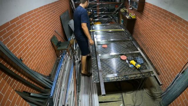 Своими руками лестница с нержавейки легко With your own hands, a ladder with stainless steel is eas смотреть онлайн