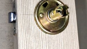 КАК ПОМЕНЯТЬ РУЧКУ ДВЕРИ? // Демонтаж и установка