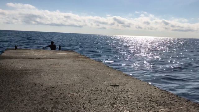 Зимнее купание в море в Крыму. Прыгнул с волнореза. Кацивели. смотреть онлайн