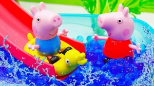 Игрушки для детей Свинка Пеппа. Семья свинок в парке развлечений. Видео Пеппа на русском языке