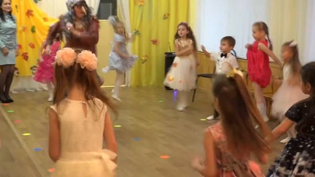 Осенний утренник Веселые танцы с Бабой Ягой детский сад 49 группа Сказка 2019 Осенний бал смотреть онлайн