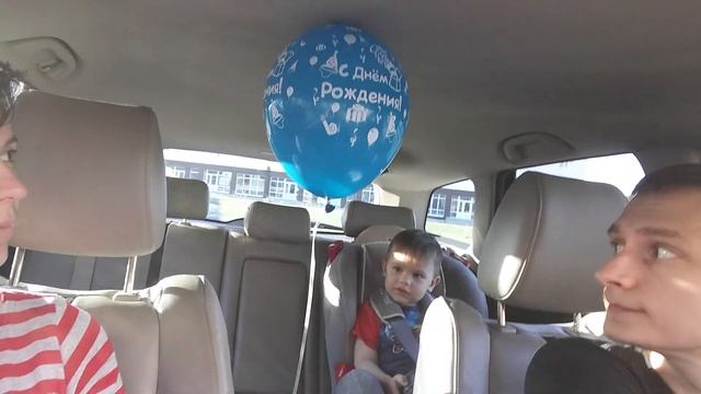 Гелиевый шарик в автомобиле с закрытыми окнами