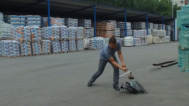 Разбивание монитора кувалдой 120 fps смотреть онлайн