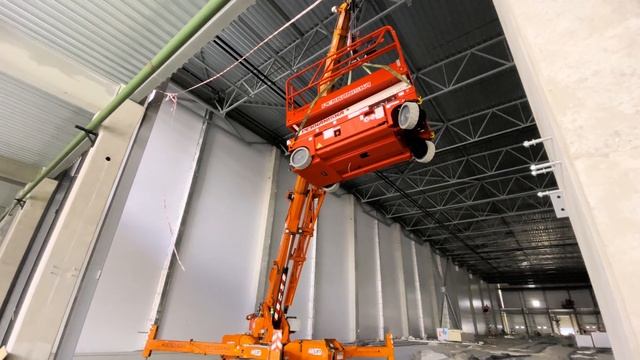 Подъём ножничных подъёмников на второй ярус логистического центра мини-краном SPX1275 смотреть онлайн
