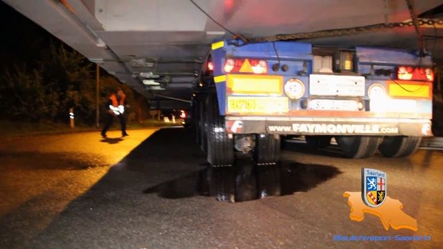 120t. Schwerlasttransport verliert Öl in Perl - Einsatz für die Feuerwehr смотреть онлайн