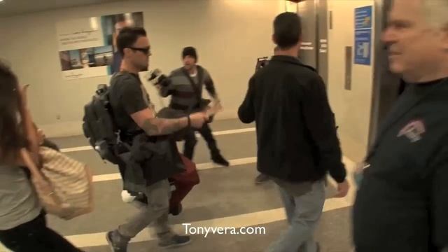 Megan fox Brian Austin Green bodyguard and the paparazzi at LAX смотреть онлайн