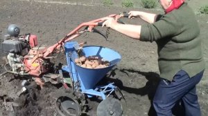 Картофелесажалка чп.Крючков для мотоблока. .Справится даже женщина!  planter of potatoes and a woma