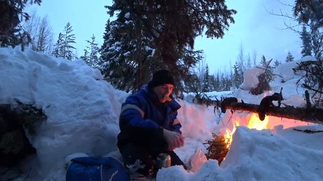 ВЫЖИВАНИЕ В ЛЕСУ В СЛУЧАЕ ВОЕННОГО ПОЛОЖЕНИЯ / СООРУДИЛ ЗЕМЛЯНКУ В СУГРОБАХ СНЕГА ТЕПЛО И КОМФОРТНО смотреть онлайн