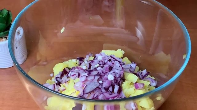 Очень Вкусный САЛАТ из самых простых продуктов! Этот САЛАТ сметут первым со стола! смотреть онлайн