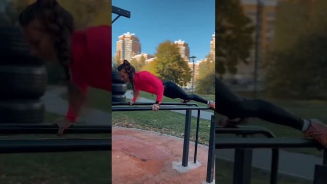 Отжимания от пола или от брусьев? #отжимания #спортивныедевушки смотреть онлайн