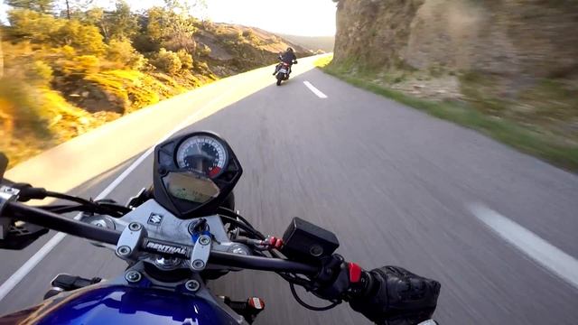 DE QUOI EST CAPABLE UN SV650? (Test MUSCLÉ de la suzuki sv650) Bonne à tout faire? смотреть онлайн