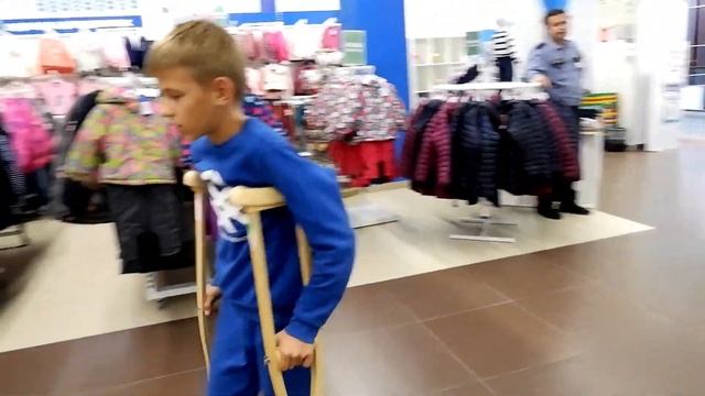 ФУТБОЛ И КОСТЫЛИ В ПОДАРОК смотреть онлайн