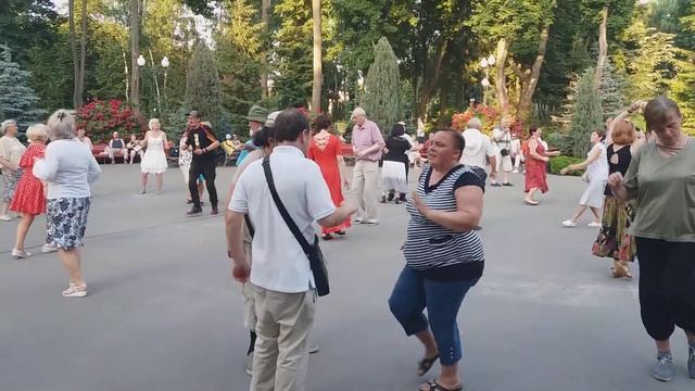 Харьков, танцы в парке ,"Меня мама учила" смотреть онлайн