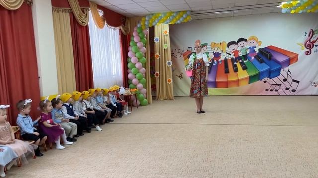 "Как Хрюша маму поздравляет" - утренник во 2-ой младшей группе, посвящённый 8 Марта. смотреть онлайн