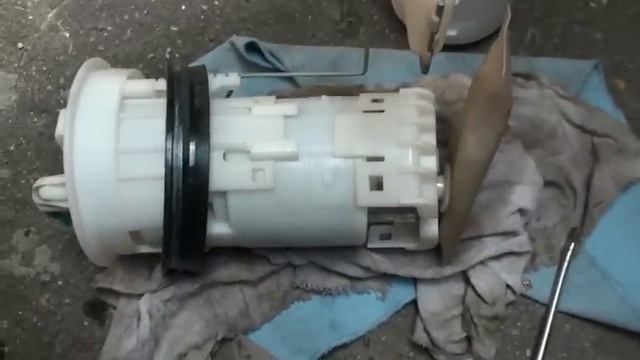 Замена топливного насоса и фильтра, на Nissan X-Trail T30 смотреть онлайн