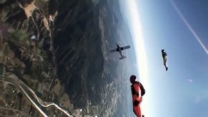 Бейсджампинг, прыжки в костюме крыле. Очень красиво и экстремально.