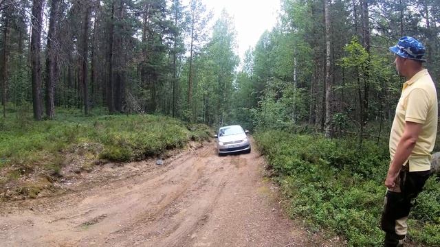 А потом на продажу ? Поло седан на грунтовой лесной дороге