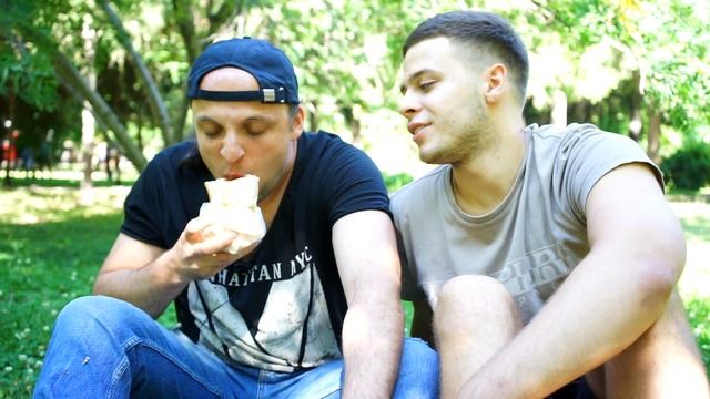 ДЕЛЬФИН ЕСТ ОСТРУЮ ШАУРМУ С 1000000 СКОВИЛЛЕЙ! смотреть онлайн