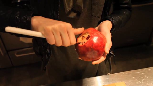 How to Eat a Pomegranate with Tahereh Mafi смотреть онлайн