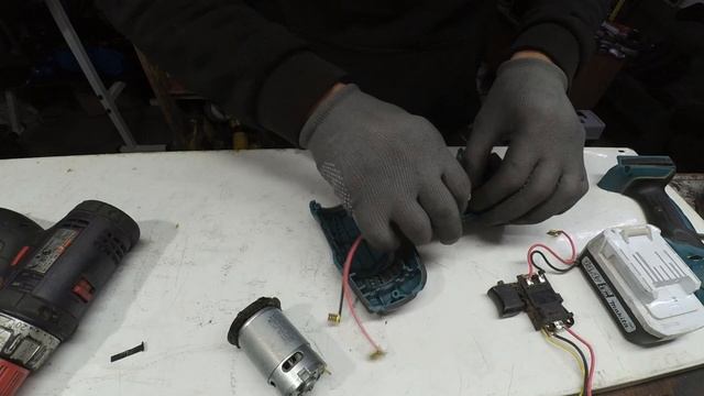 Makita DF347D Замена двигателя и кнопки смотреть онлайн